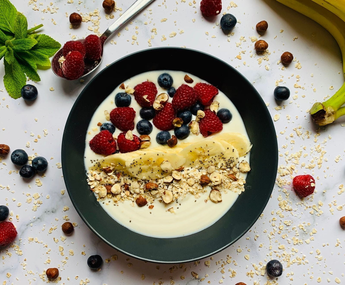 Bol de fibermaxxing : flocons d'avoine, fruits rouges, banane et graines de chia