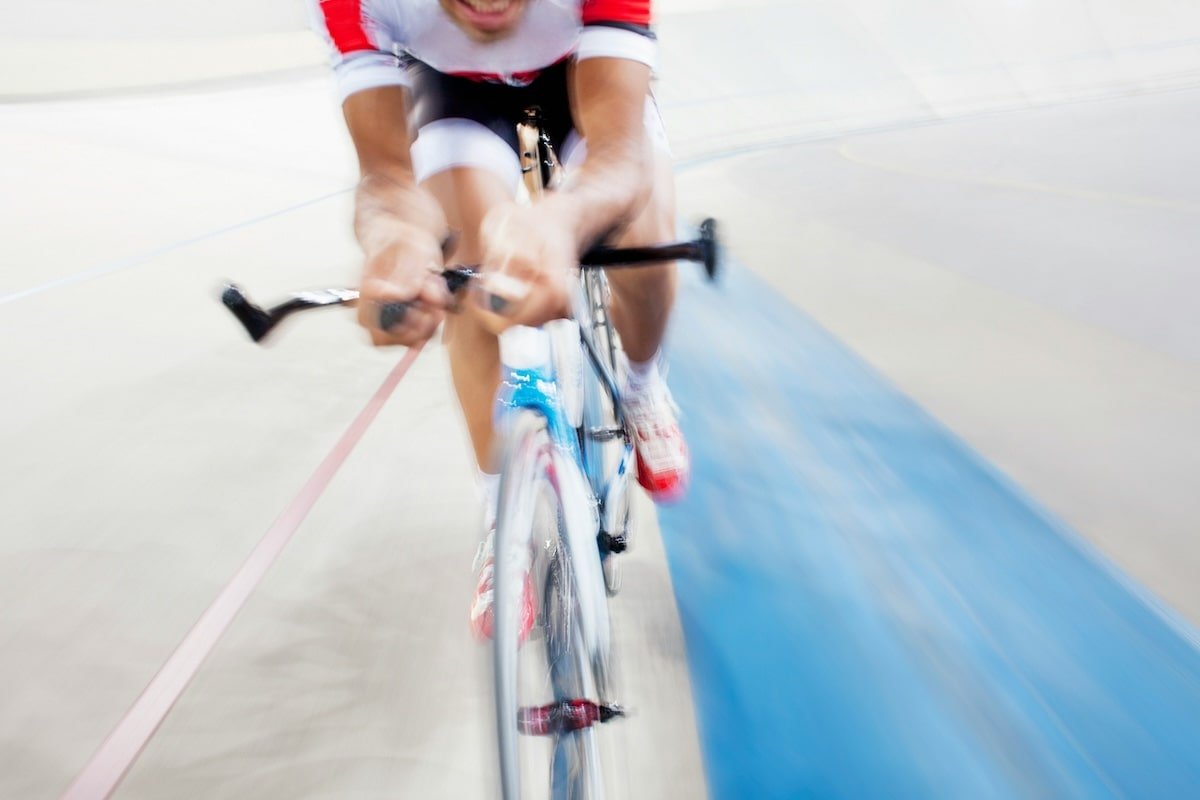 Un cycliste professionnel porte une boisson à base de cétone sur son vélo.